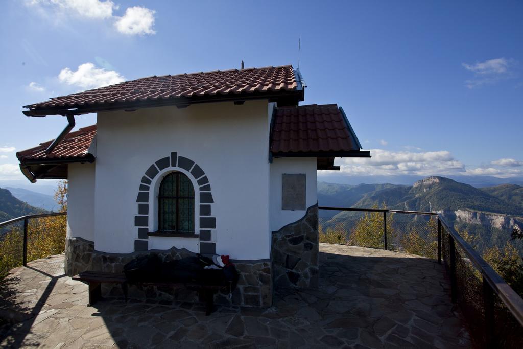 Family Hotel Teteven Exterior photo