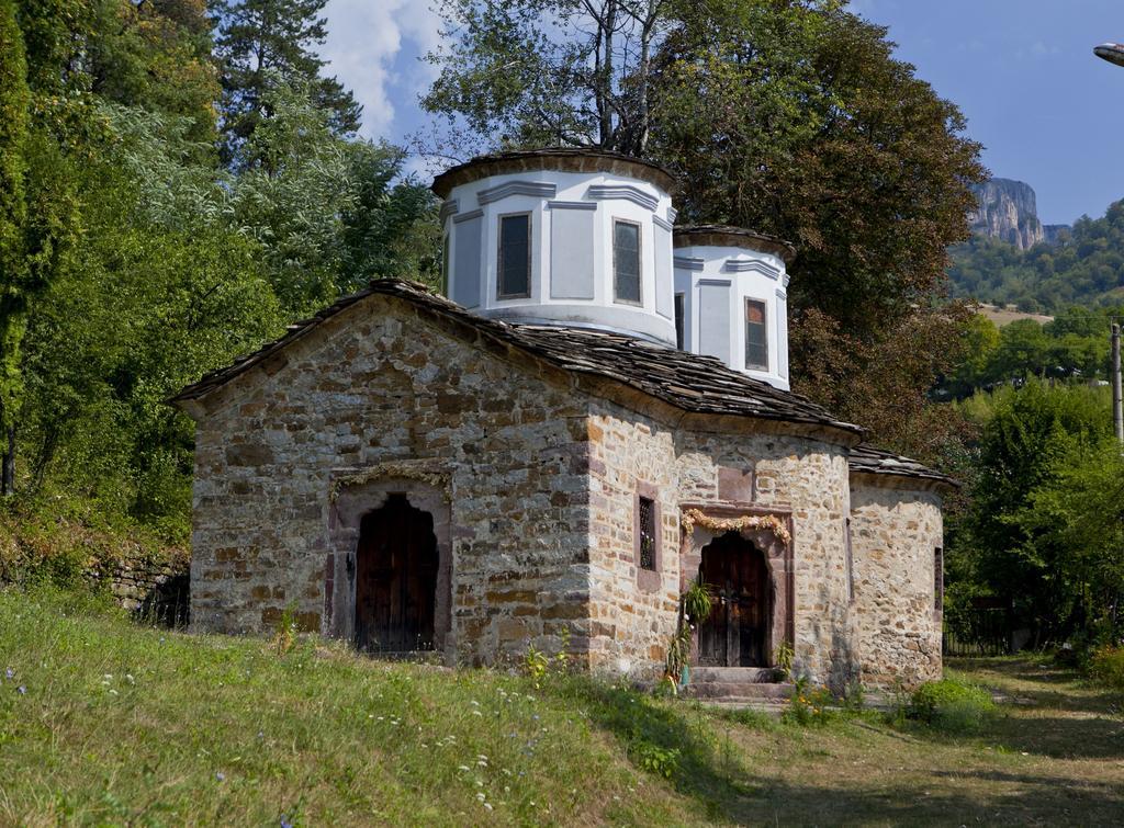 Family Hotel Teteven Exterior photo