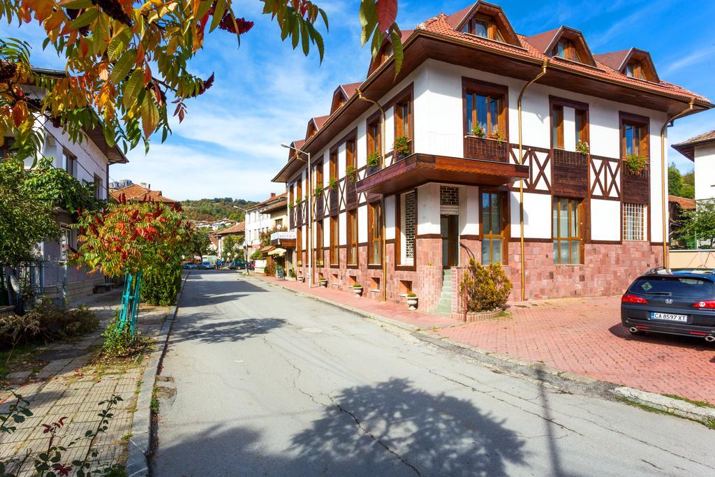 Family Hotel Teteven Exterior photo