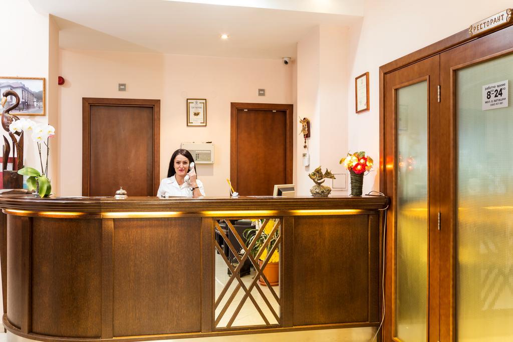 Family Hotel Teteven Exterior photo