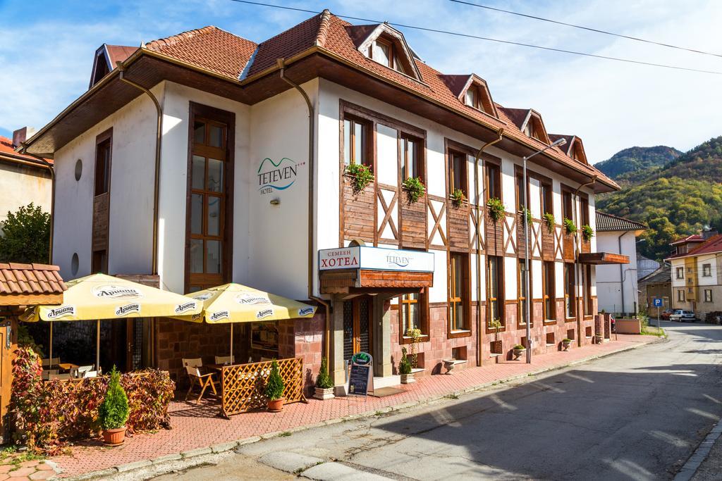 Family Hotel Teteven Exterior photo
