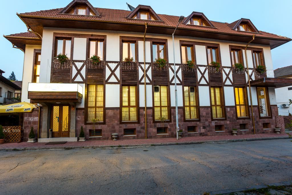 Family Hotel Teteven Exterior photo